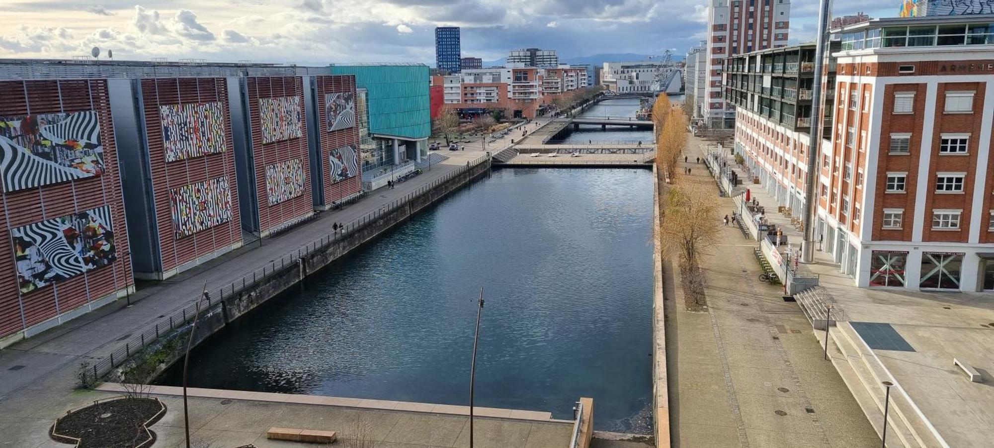 Bel Appartement Contemporain Avec Terrasse Climatisation Et Parking Payant En Option Strasbourg Kültér fotó